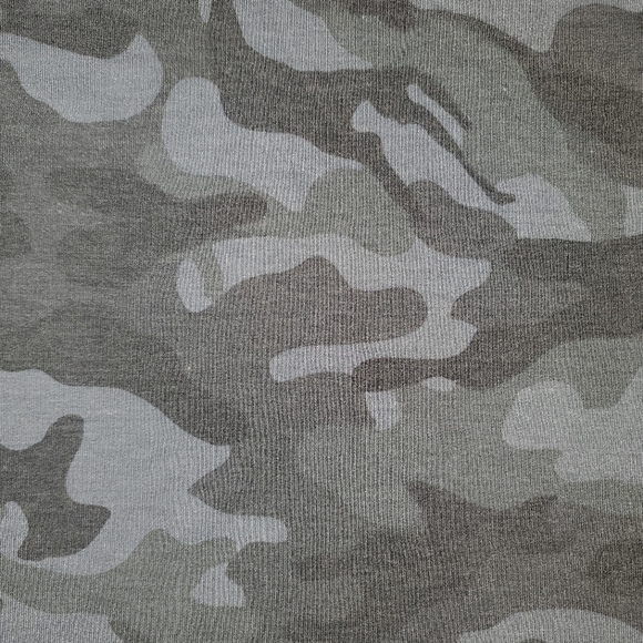 Jane And Delancey Camouflage Short Sleeve Top - Picture 10 of 10